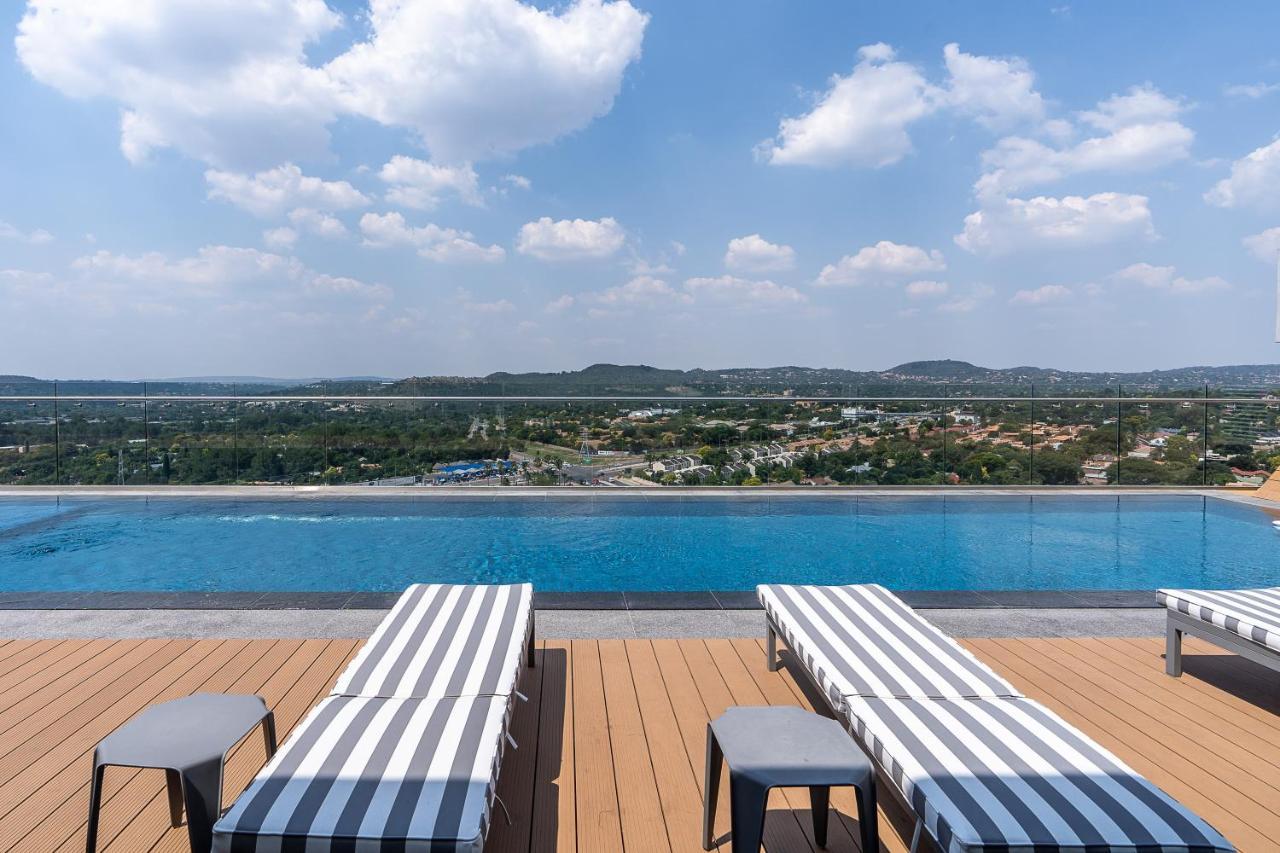 Top Floor Menlyn Maine Studio Apartment With Stunning Views & No Load Shedding 프레토리아 외부 사진